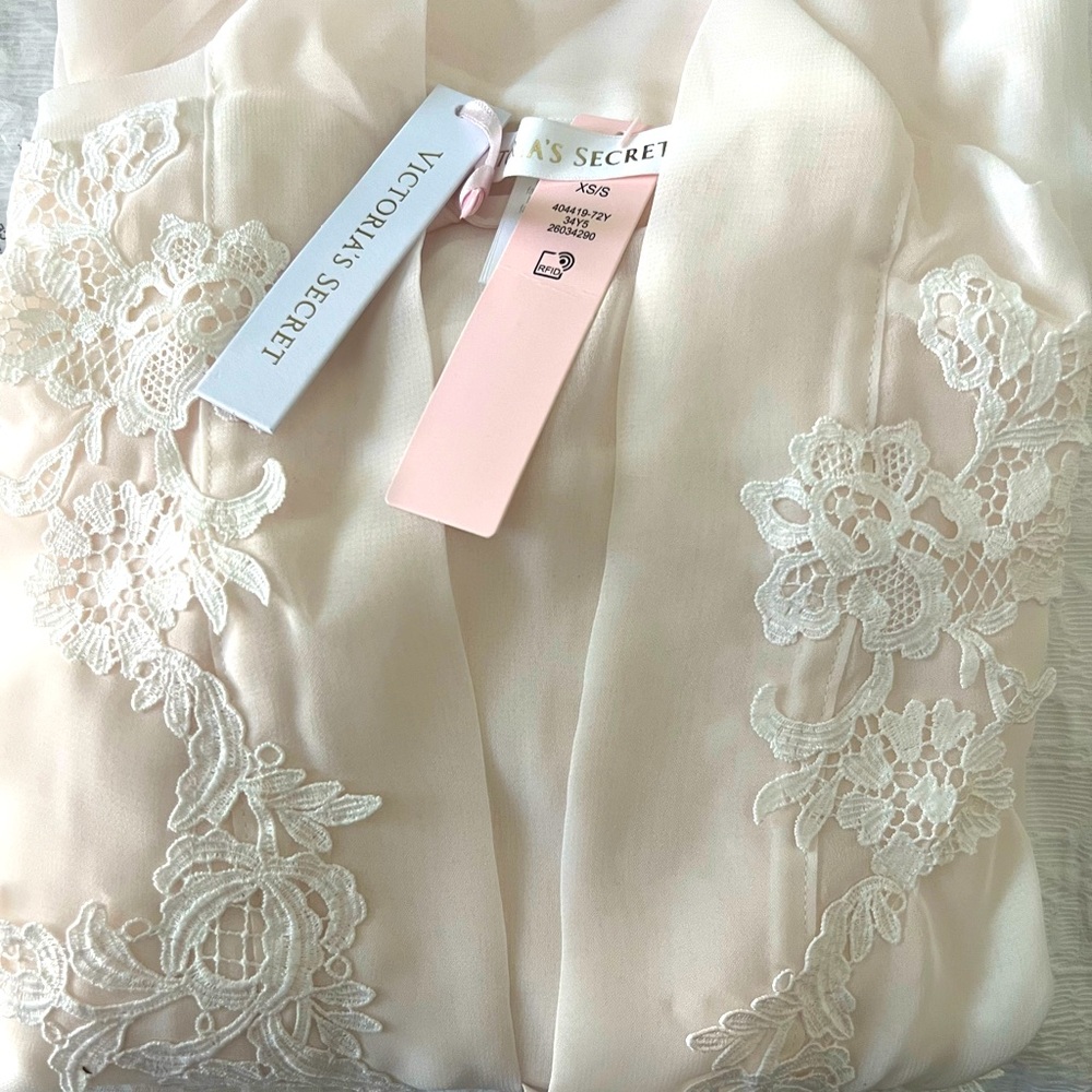 Victoria’s Secret - Embroidered Coconut White Robe - Size XS/S - NWT